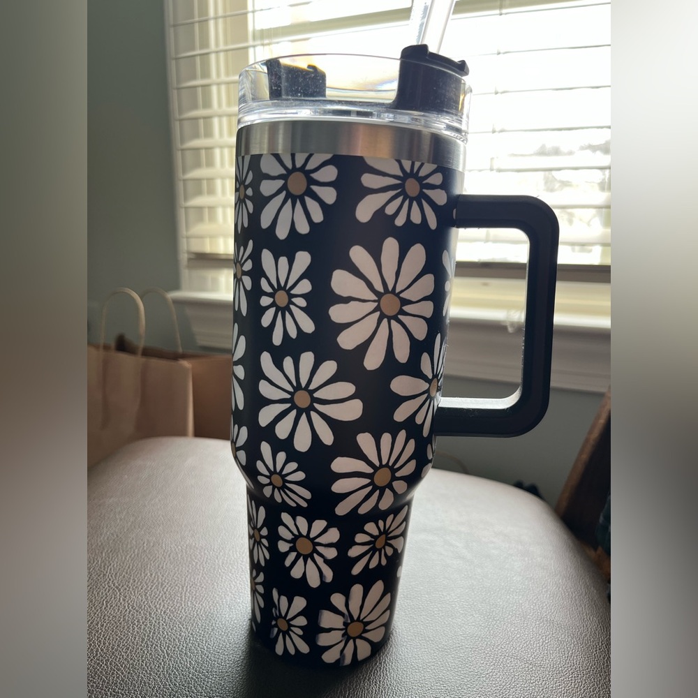 NWOT Francesca’s Black 40 oz tumbler with Daisies - So Demure!